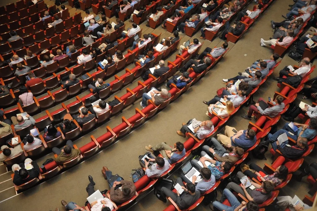 Auditorium plein lors d’une conférence captée par ABRID Event