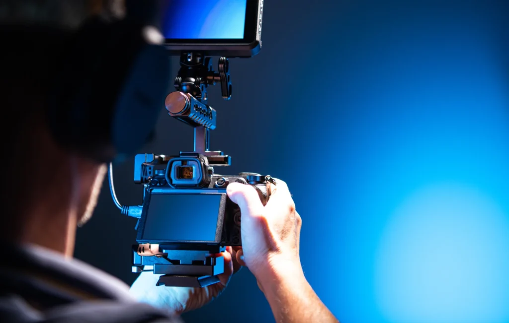 Vidéaste filmant un contenu pour les réseaux sociaux