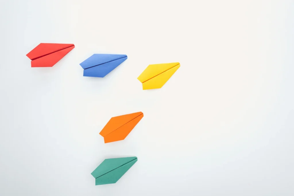 Motion design : avions en papier colorés
