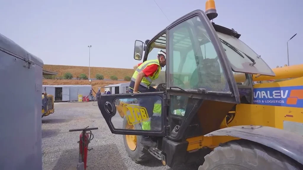 Engin de levage sur le chantier de workover SOMAS