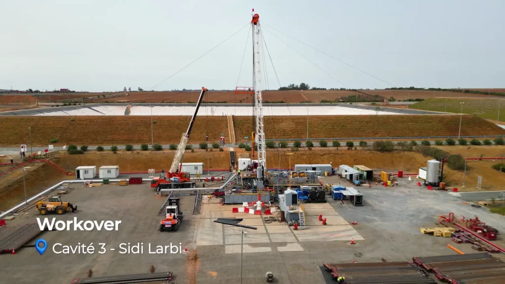 Vue aérienne par drone du chantier de workover de la cavité C3 de SOMAS à Sidi Larbi