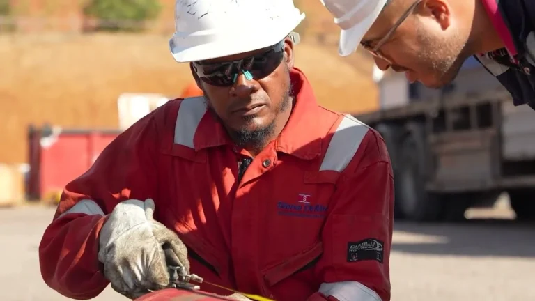 Technicien en intervention sur le chantier SOMAS en zone gaz