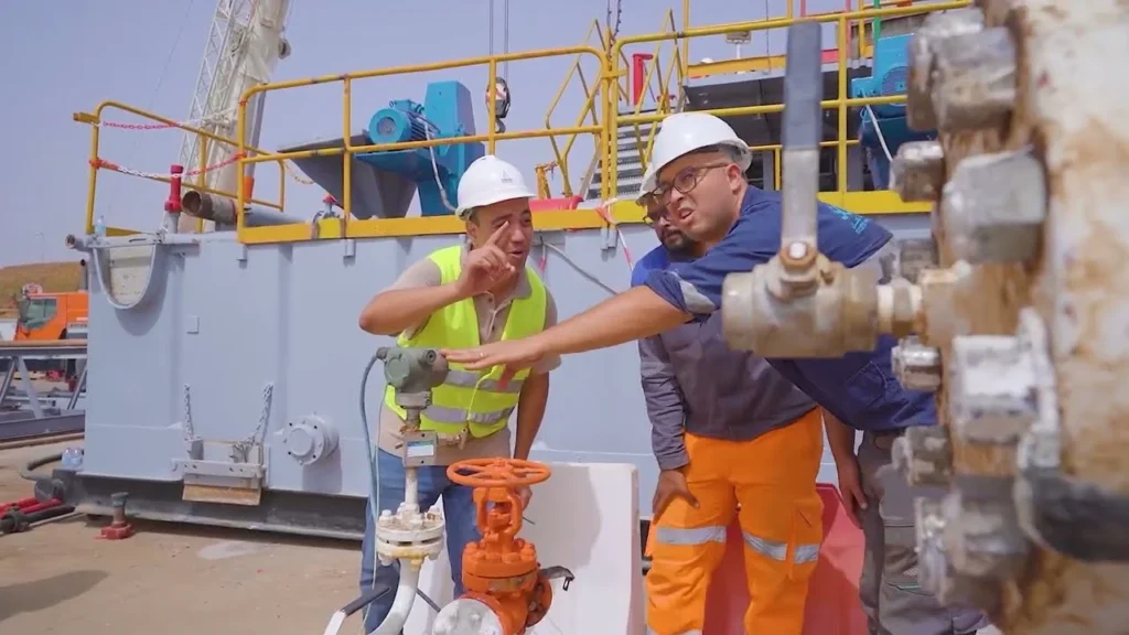 Techniciens en EPI sur la tête de puits de la cavité C3